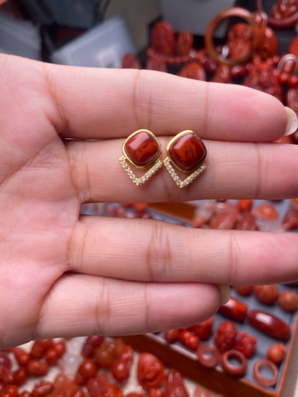 南红川料火焰纹耳钉，底下满钻菱角设计，时尚简约个性