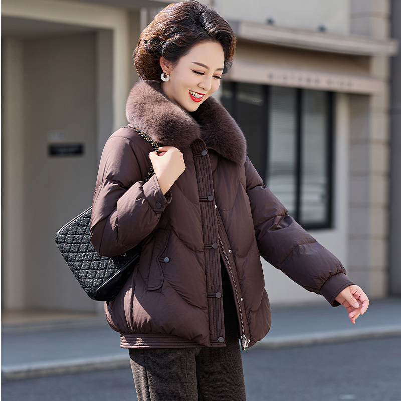 鸭鸭冬季妈妈羽绒服2024新款女士中老年人短款冬装连帽大毛领外套