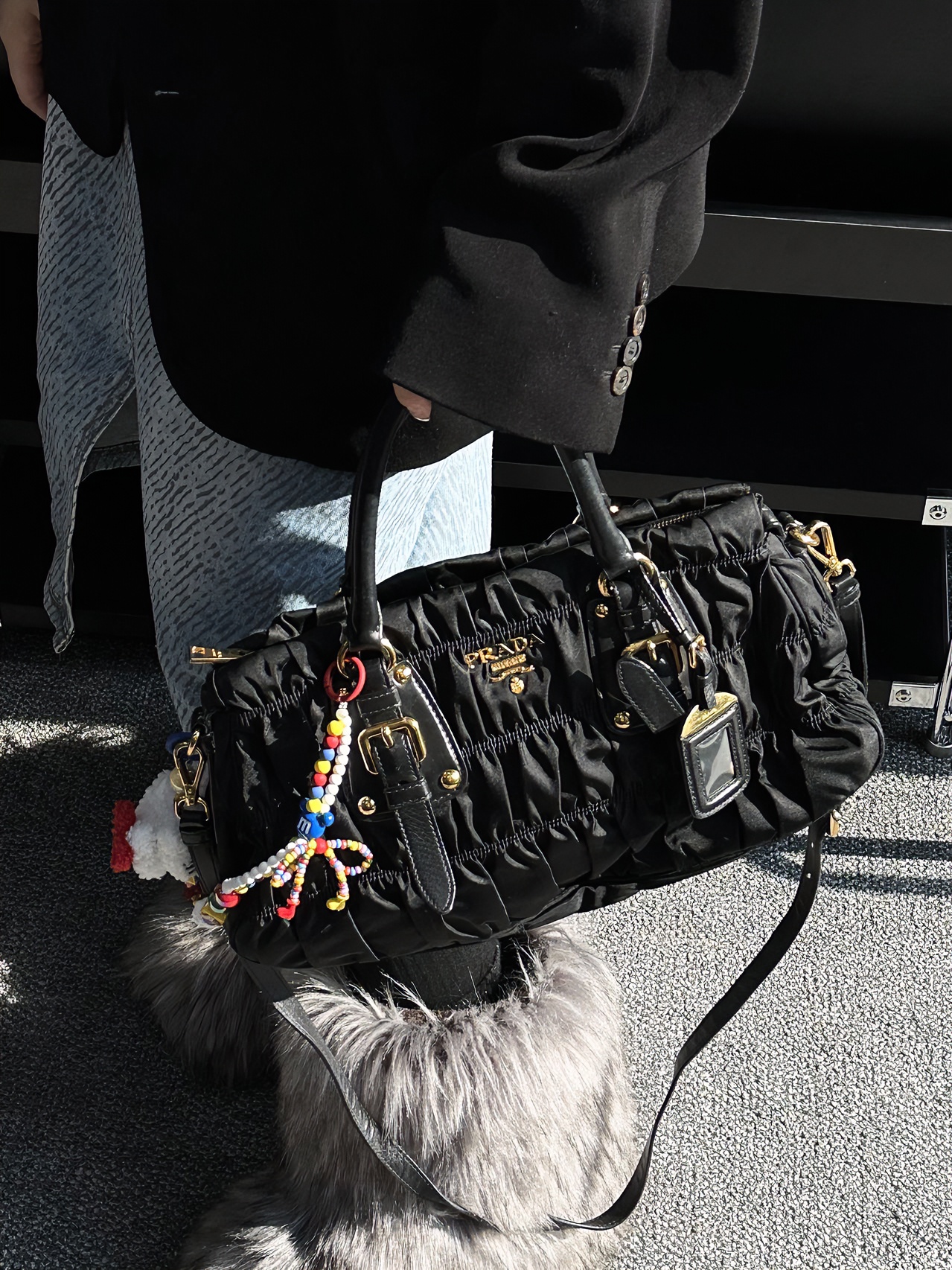 95新 Prada/普拉达 CS4399 黑金褶皱小号