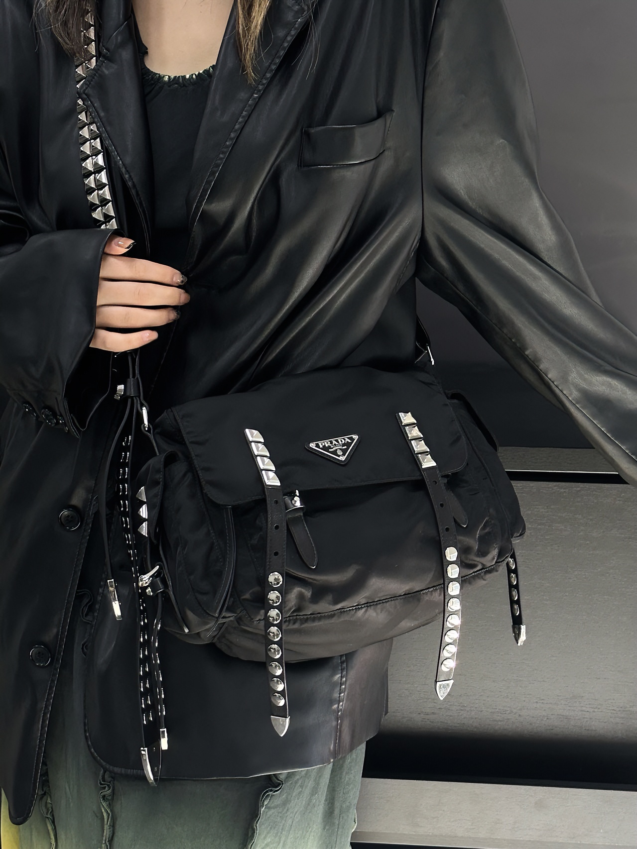 95新 Prada/普拉达 CS4332/ 黑色铆钉邮差 斜挎包