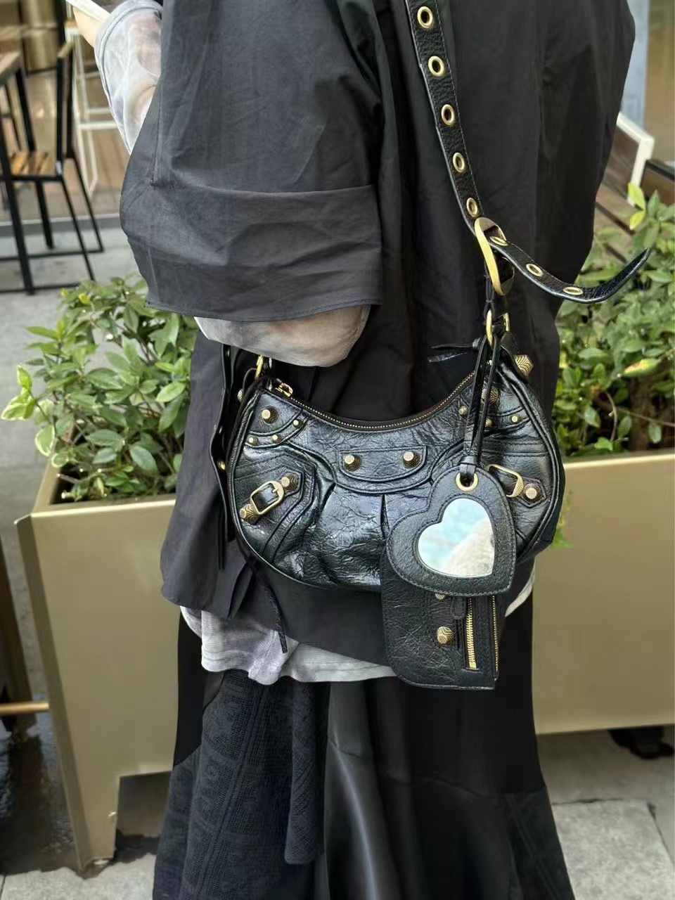 95新 Balenciaga/巴黎世家 CS4905/巴黎世家/黑金xs月牙机车包