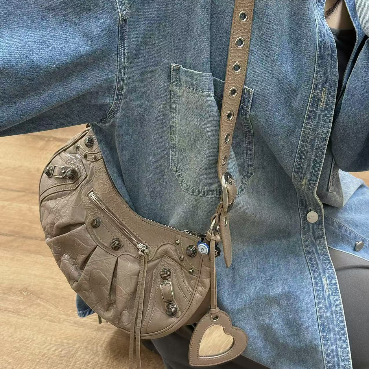 95新 Balenciaga/巴黎世家 CS5475/巴黎世家/小号奶茶色月牙包