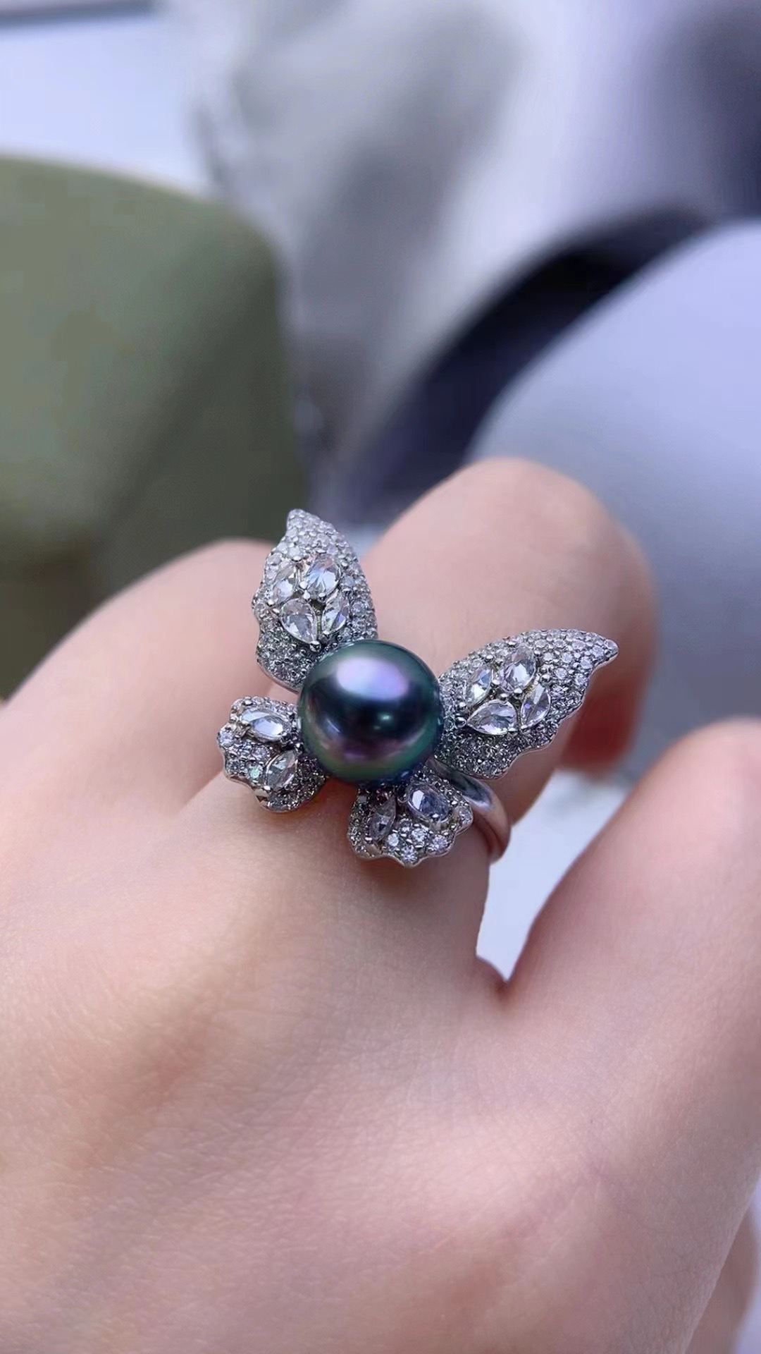 海水大溪地孔雀绿点位9到10.珠光品质可以.微瑕