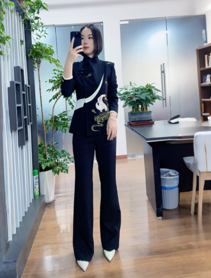 709-2024秋季新款中式国风立领仙鹤祥云刺绣图套装女