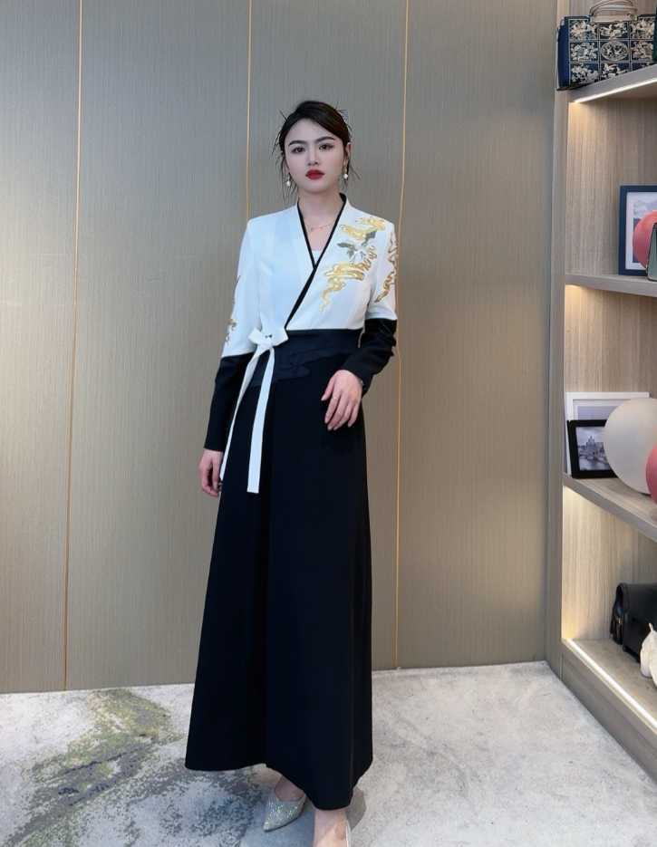 马姑娘专属-2025新款中式国朝仙鹤山河图刺绣风衣大衣战袍女801