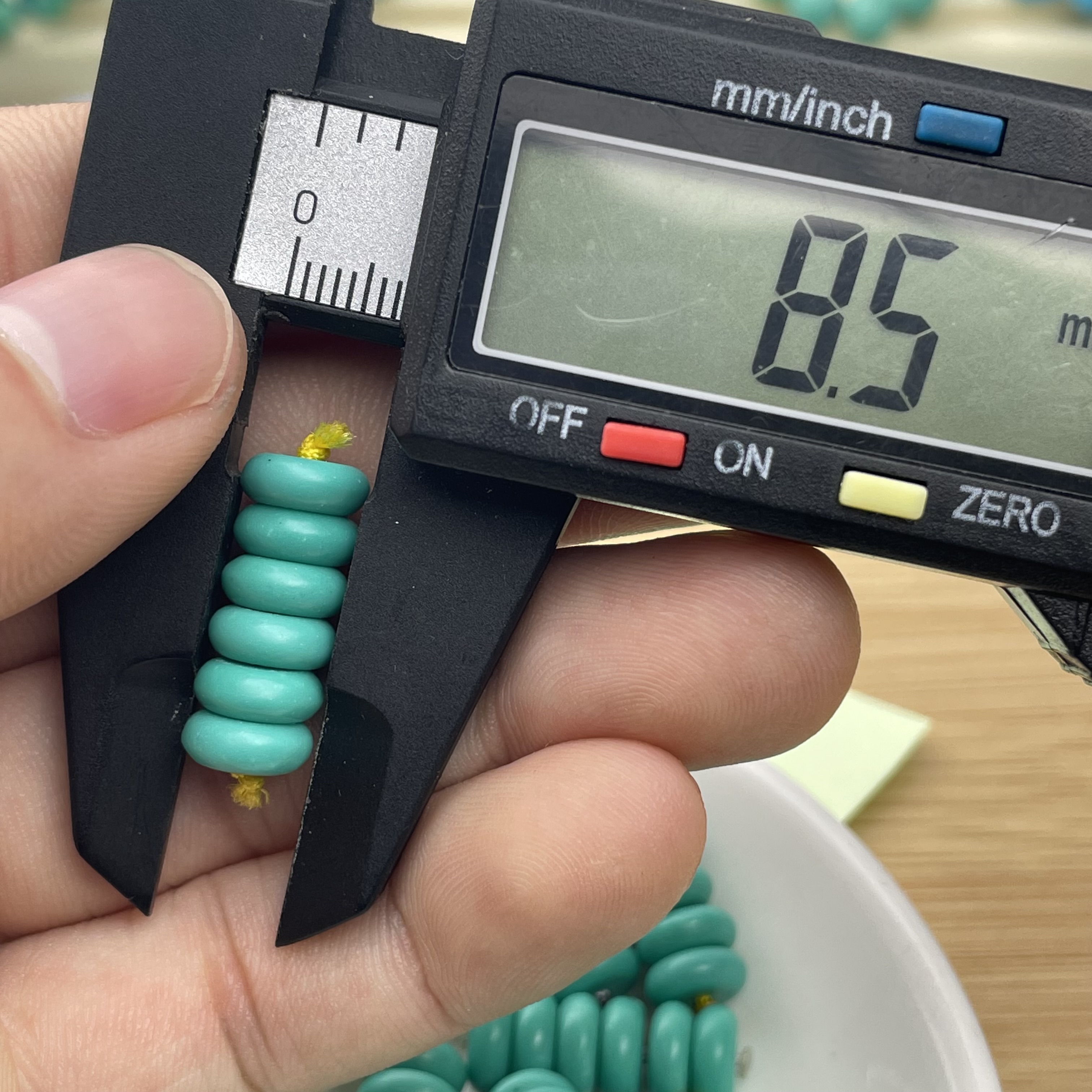 【人工处理】湖北竹山高瓷8mm+隔片低价处理绿松石
