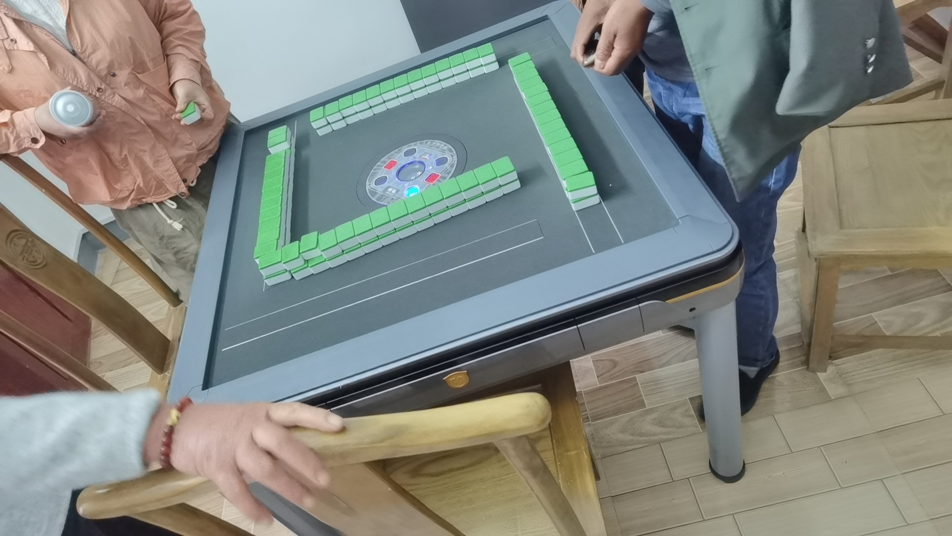 精品全新全自动四口麻将机，餐桌款，结实耐用型。