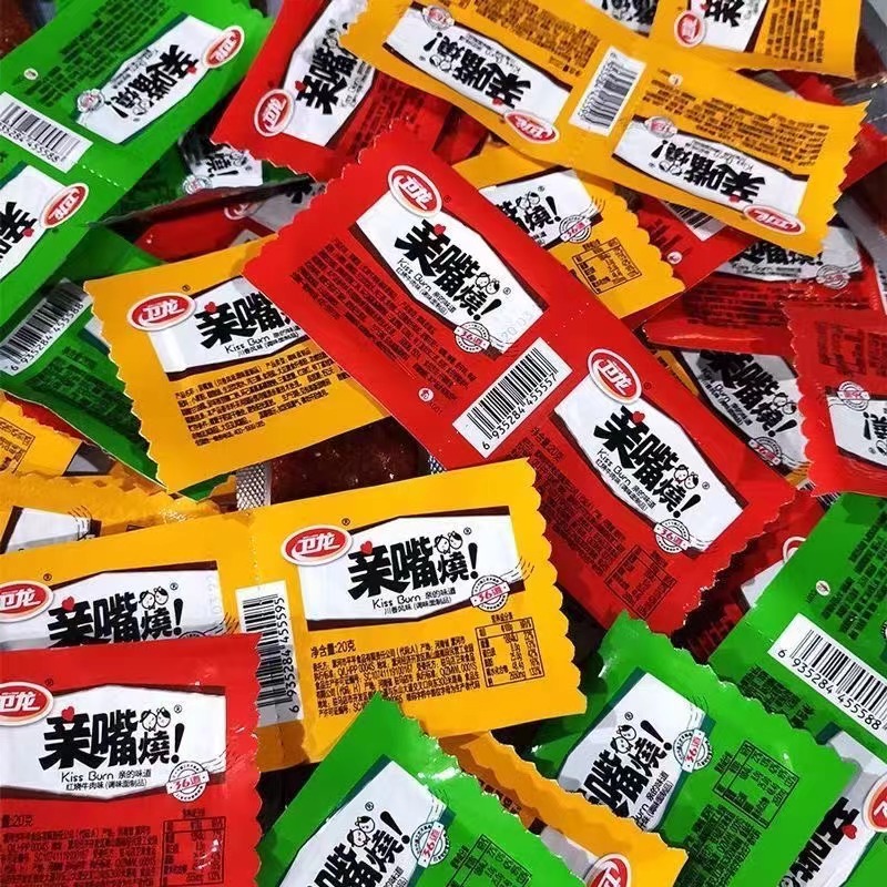 【新店福利】卫龙亲嘴烧辣条解馋小零食好吃的网红麻辣片追剧小零食