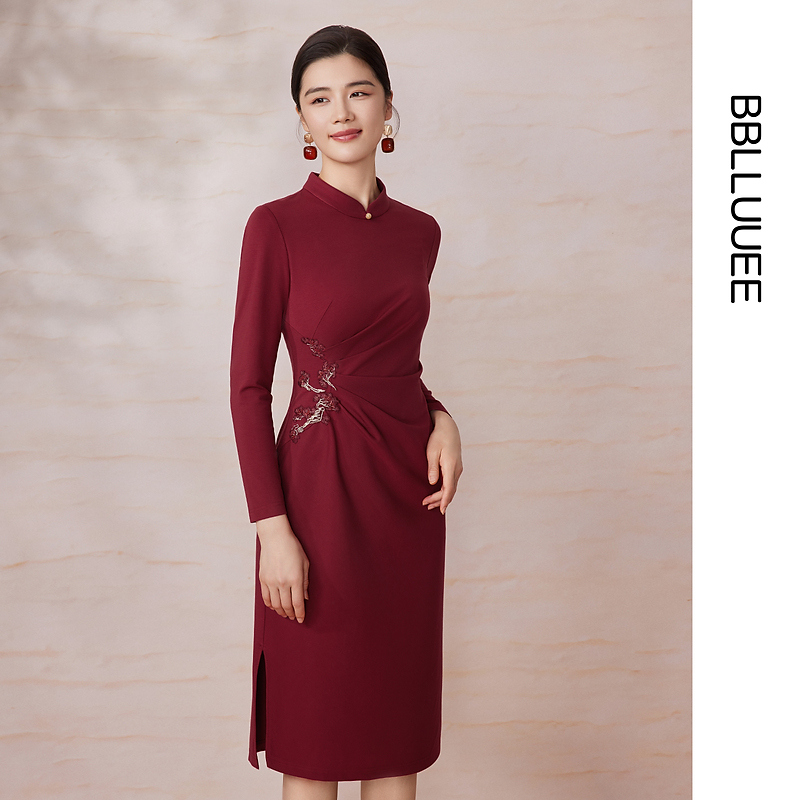 【精致刺绣礼服】粉蓝衣橱2025春装新款暗纹针织改良旗袍女连衣裙