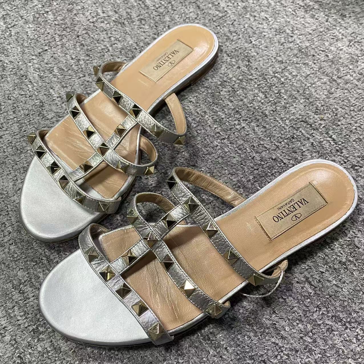 95新 Valentino/华伦天奴 35.5码/仔仔女鞋银色铆钉平底拖鞋1027 