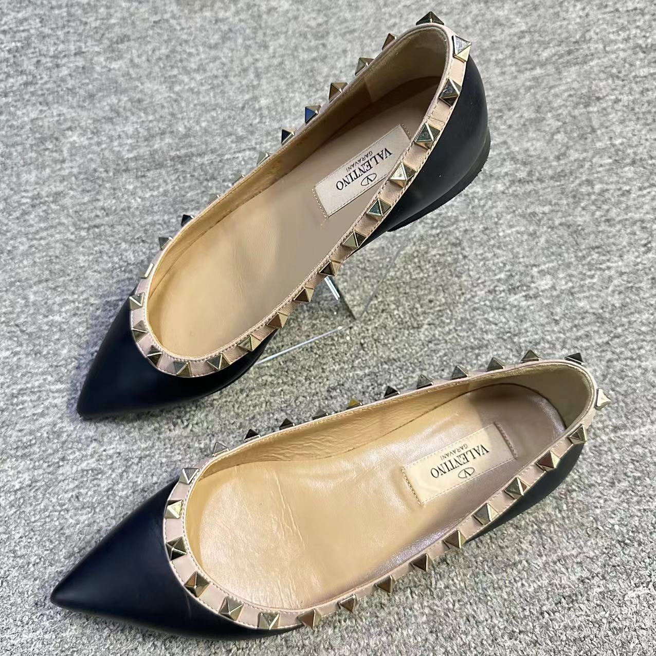 Valentino/华伦天奴仔仔女鞋折扣 黑色铆钉平底百搭单鞋35码 1028
