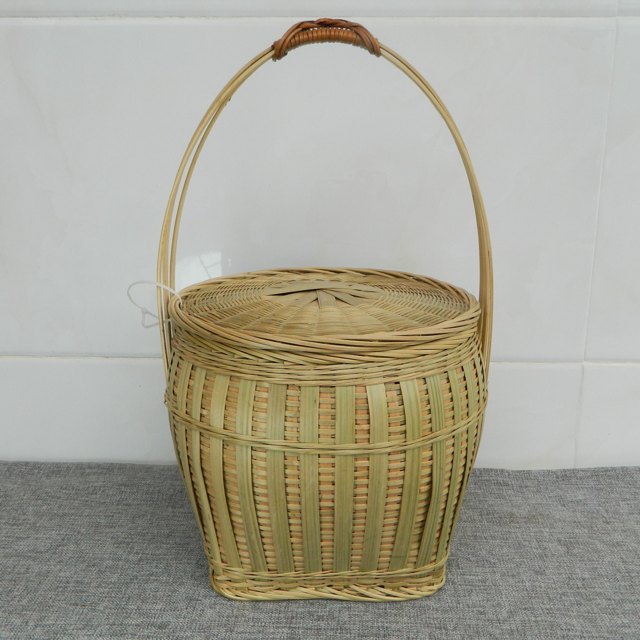 竹青款竹编    带盖小提篮    口径22cm    高21cm编制