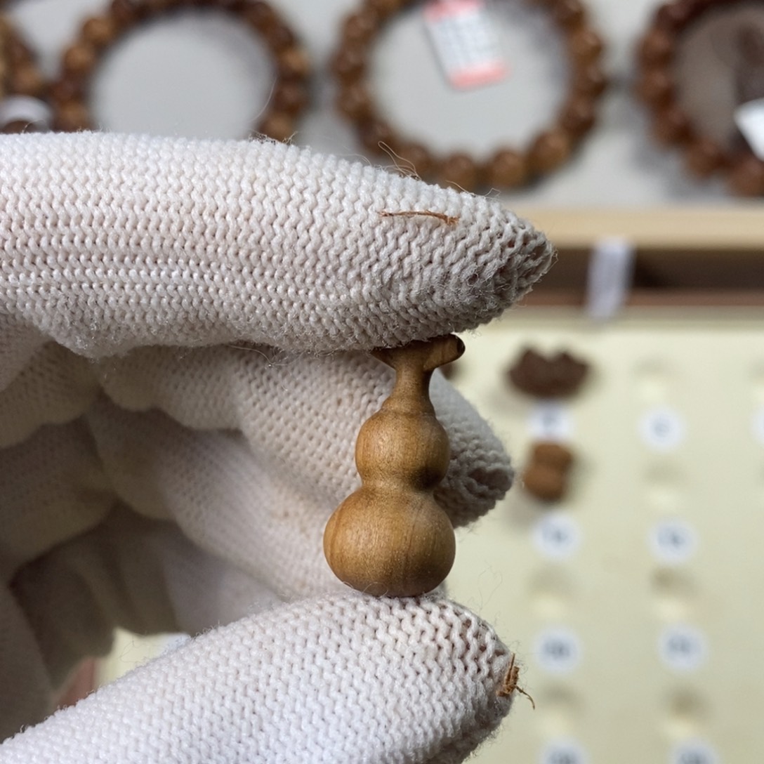 檀香木印度迈索尔老山檀2.1*1.2瑕疵葫芦