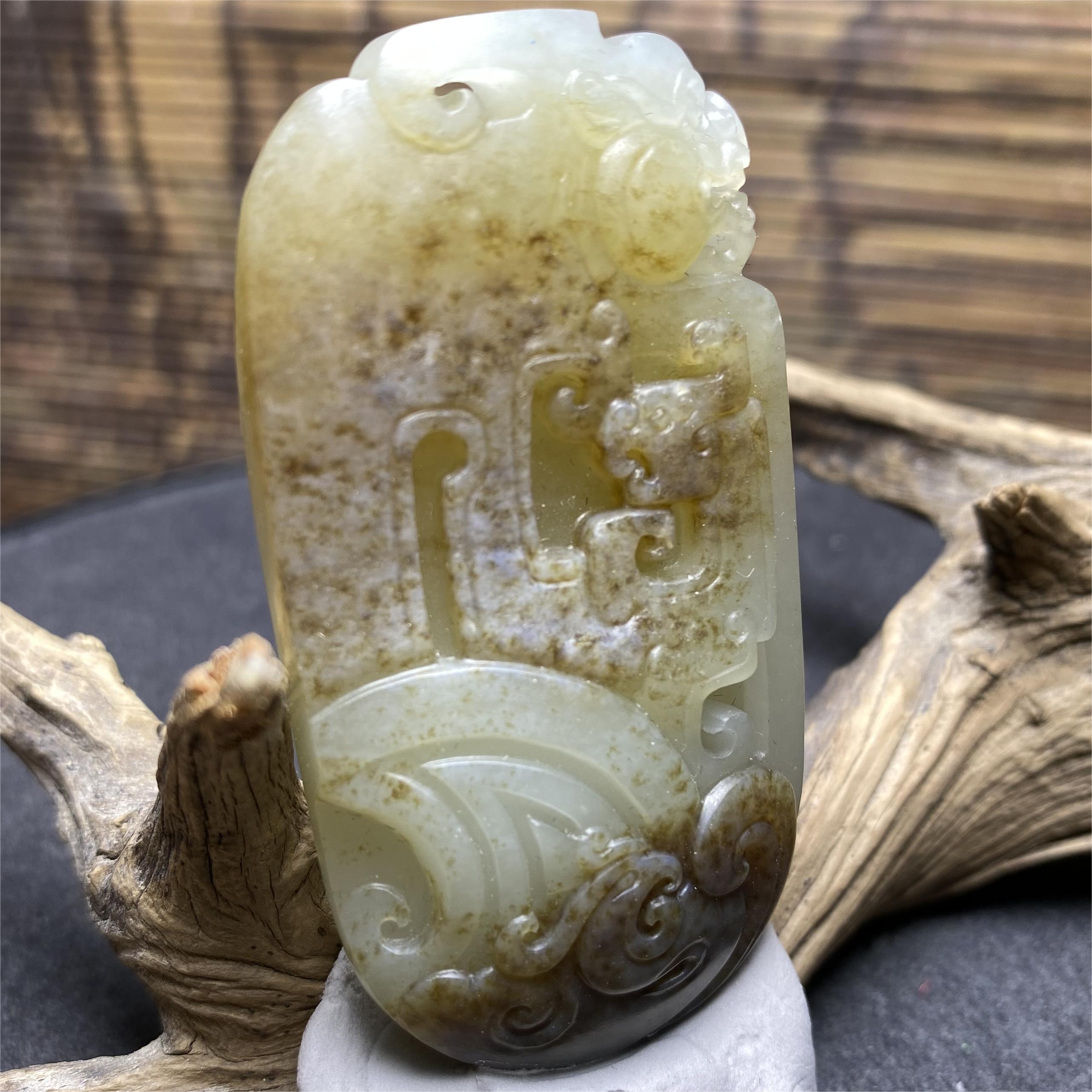 且末近矿山流水府上有龙吊坠