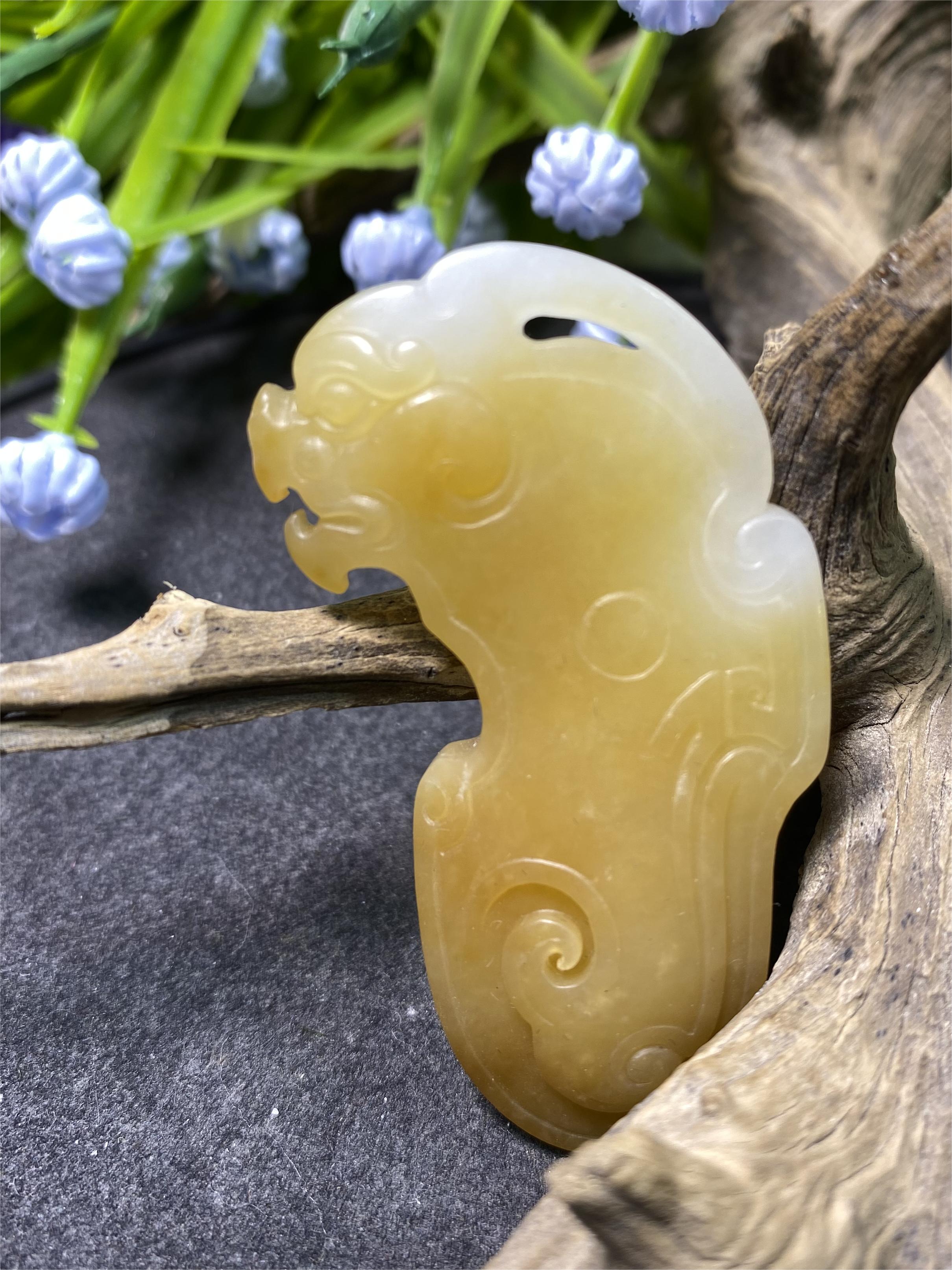 且末金山糖白玉仿古龙俏色巧雕挂件