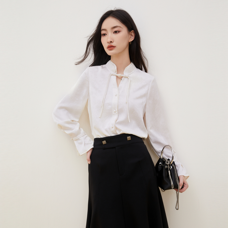 XG雪歌喇叭袖设计米白色衬衫秋季新款盘扣设计通勤简约上衣女