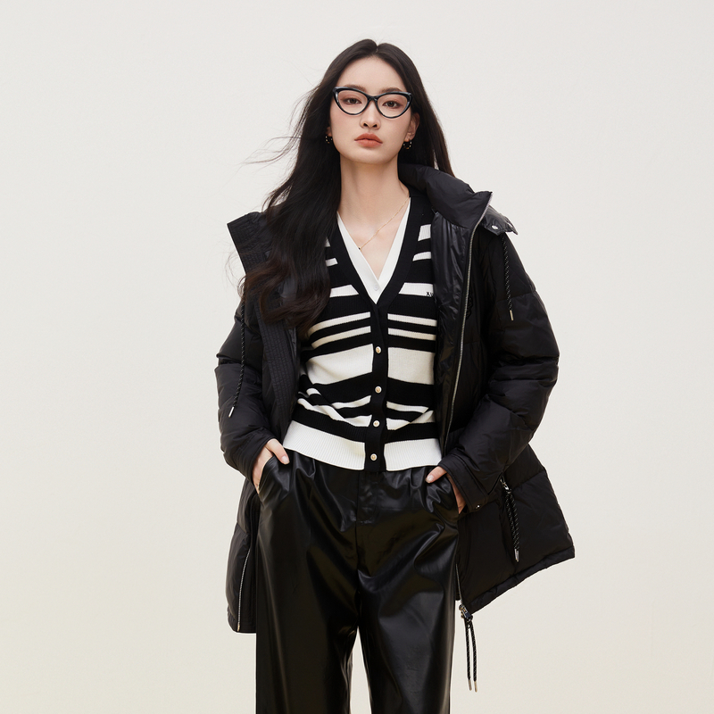 XG雪歌黑色长袖白鸭绒羽绒服冬季新款连帽设计加厚保暖外套女