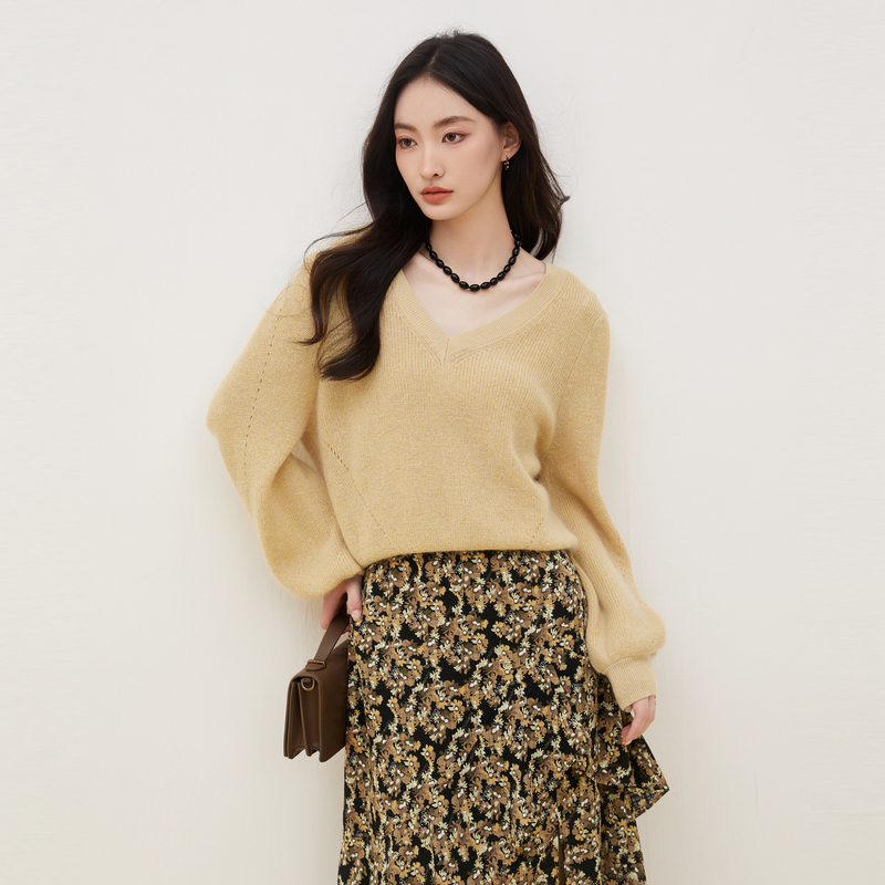 XG雪歌通勤简约长袖毛针织衫秋季新款浅黄色镂空螺纹羊毛衫女