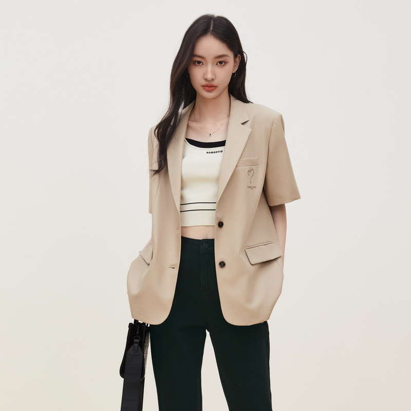 XG雪歌创意印花短袖休闲西装秋季新款通勤简约卡其色外套女装