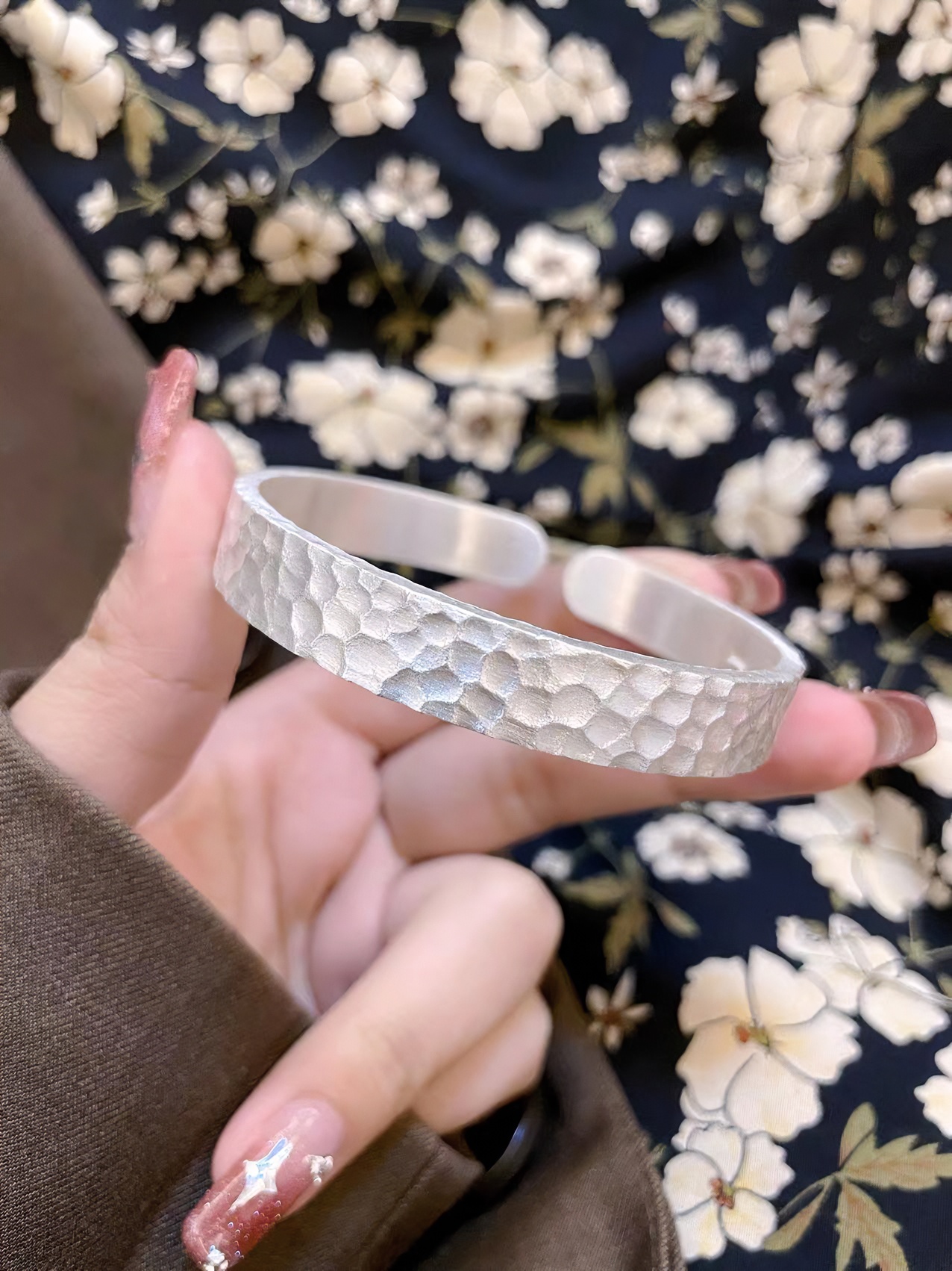 足银银制品 足银999.9锤纹经典时尚百搭开口情侣款简约纯银手镯