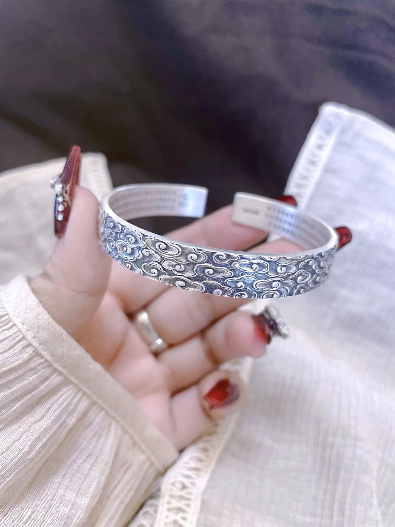 足银银制品 足银999.9复古祥云宽面做旧实心百搭民族风纯银手镯