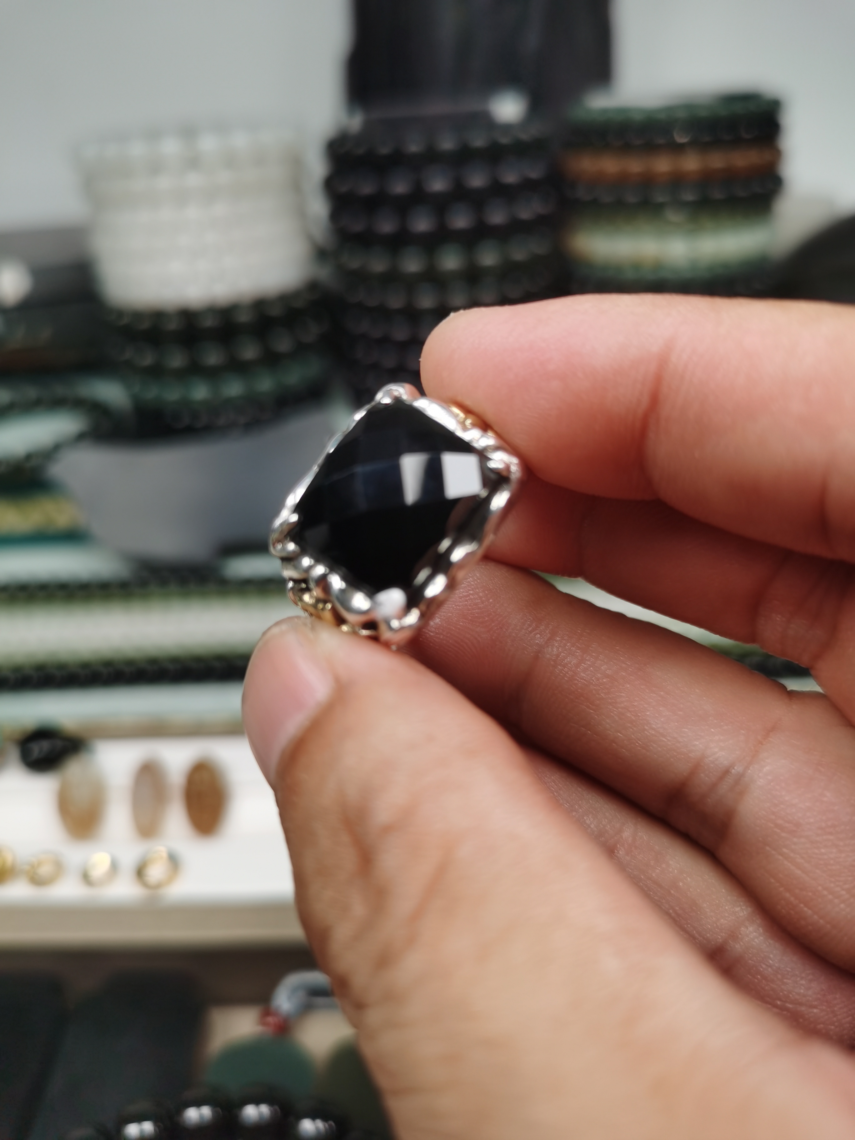 和田玉戒指镶嵌黑青玉