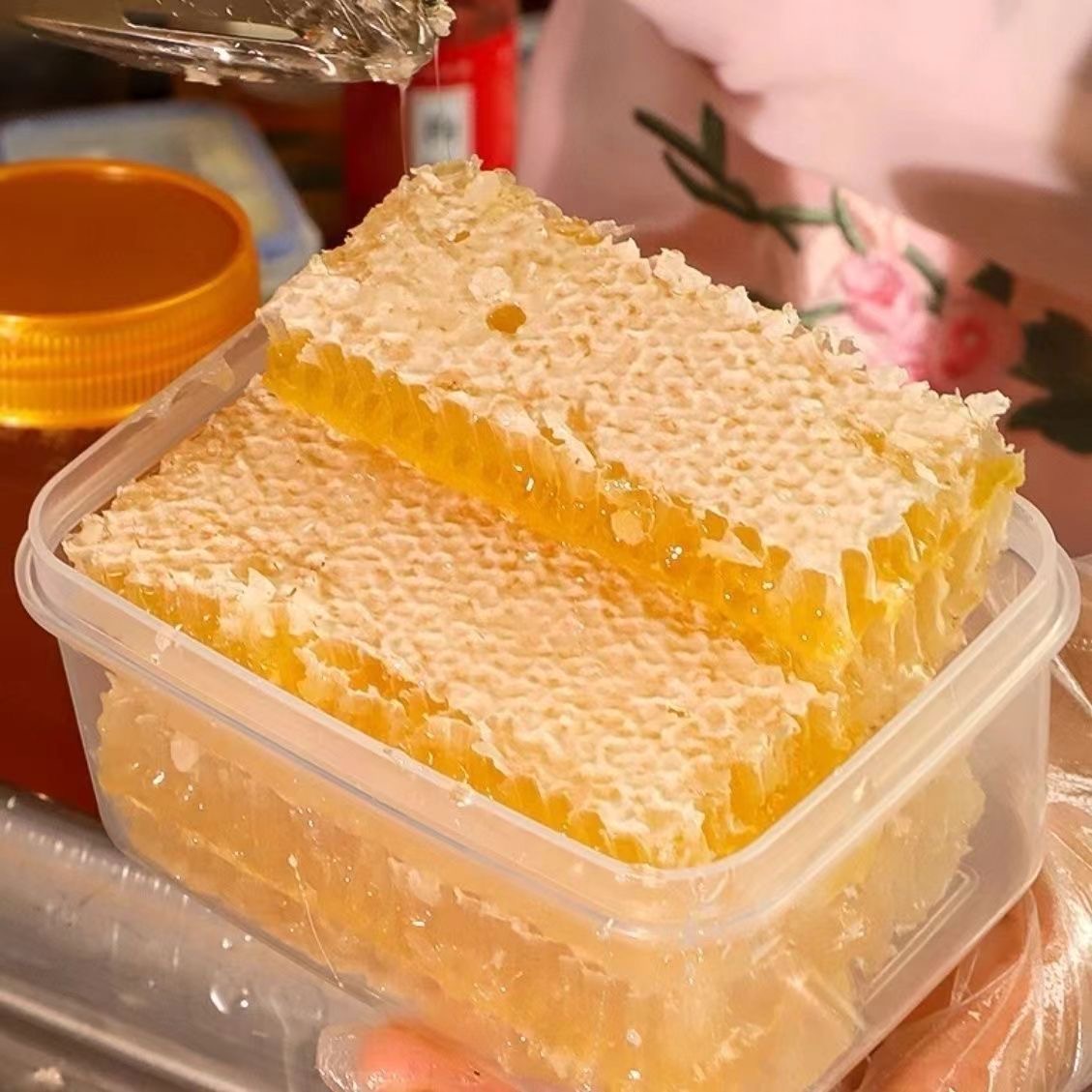 新疆伊犁现切成熟蜂巢蜜整块嚼着吃的蜂巢蜜农家自产