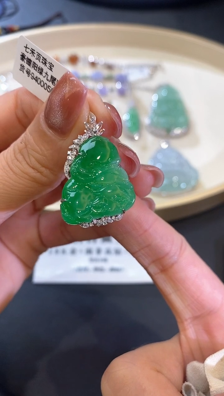 【闪购商品】翡翠吊坠18K金镶嵌钻石镶嵌缅料阳绿九尾狐