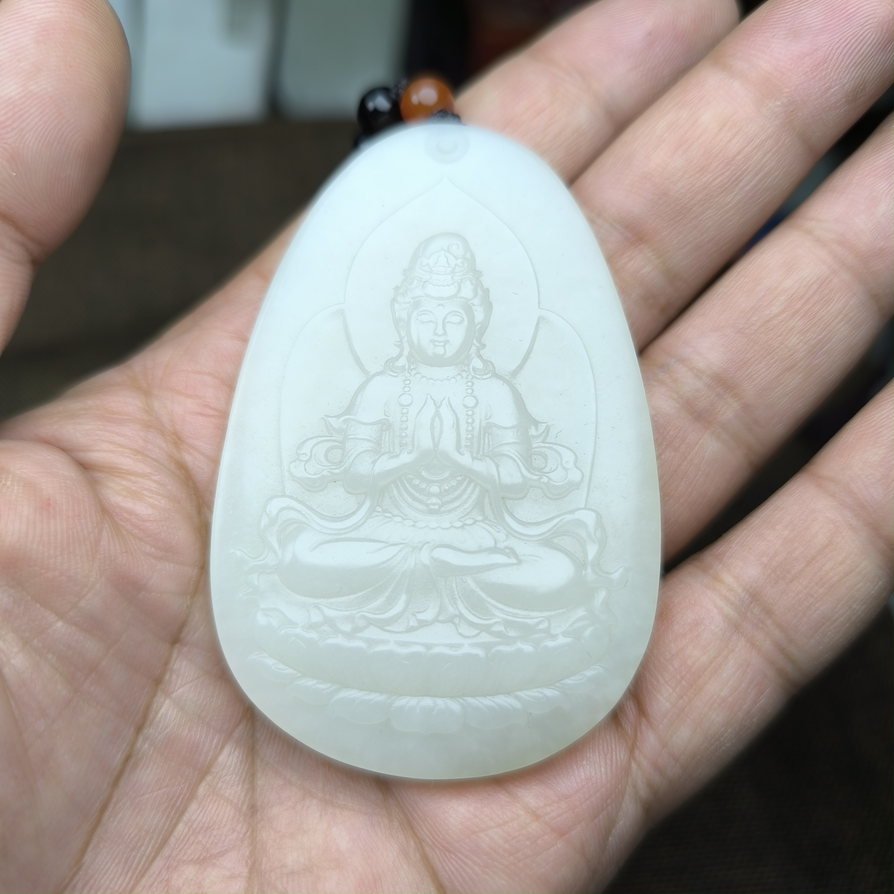 新疆和田玉随形款双手合十坐莲观音牌子