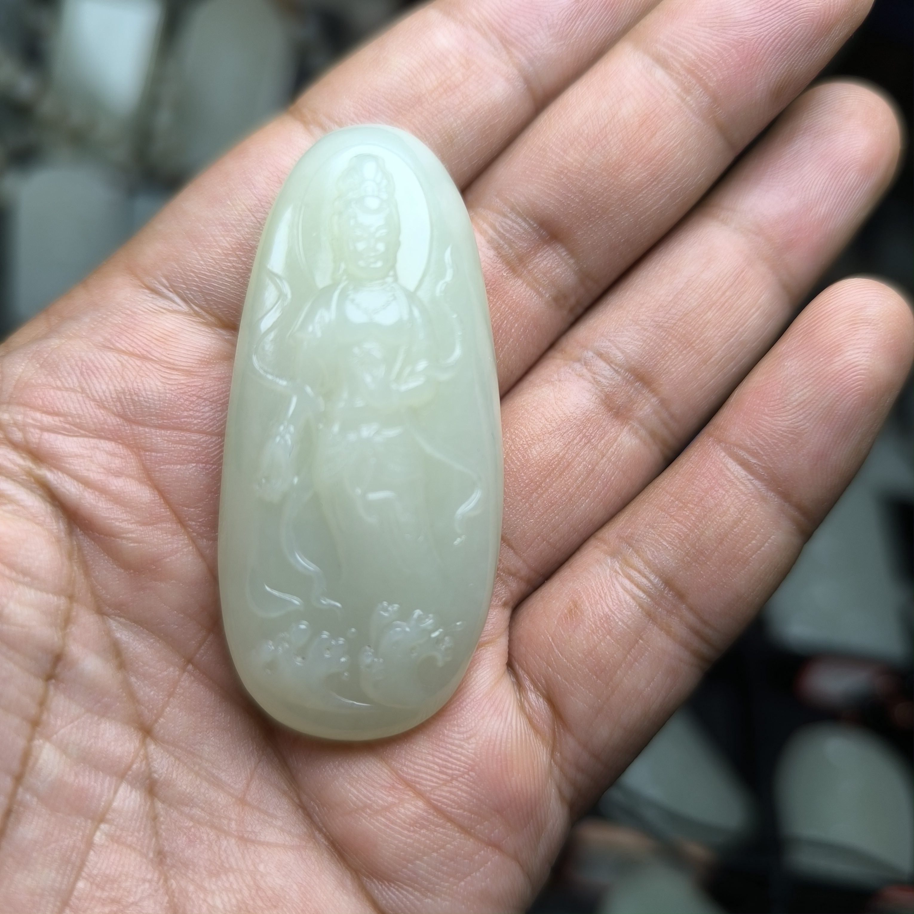 和田玉山料随行款饱满观音挂件吊坠