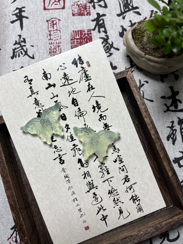 岫玉天青冻蝴蝶吊坠挂件精美配饰饰品玉佩(多样性发货)