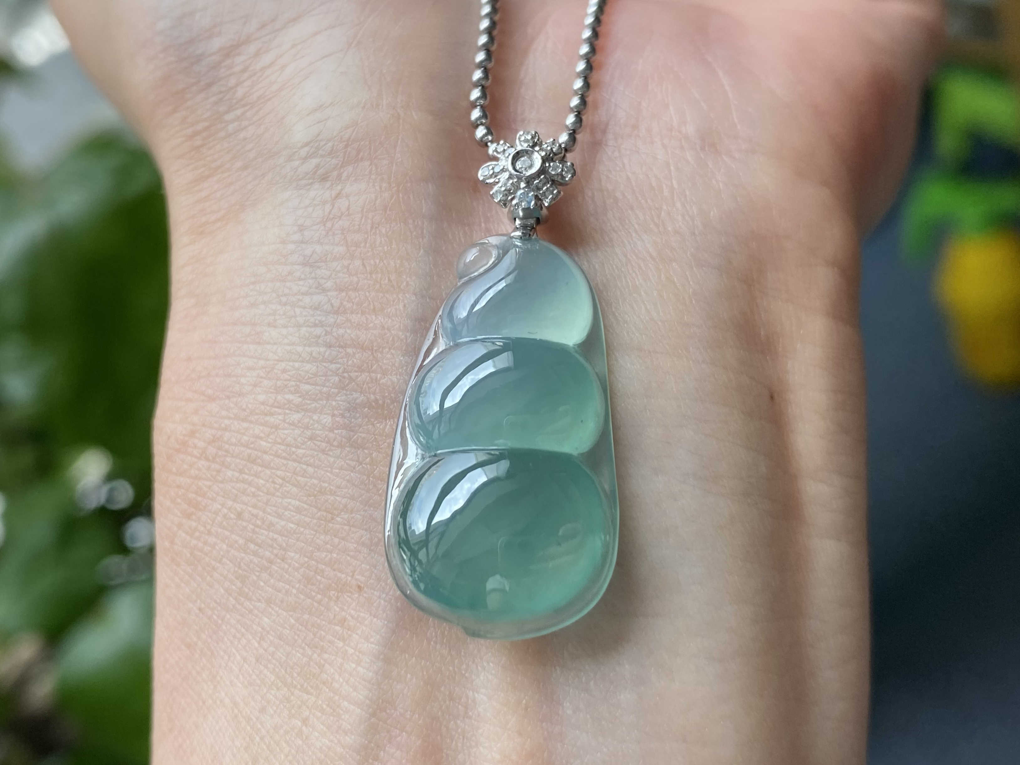 翡翠颈饰18k金镶钻高冰种深邃蓝底纯净饱满时尚翡翠四季豆吊坠