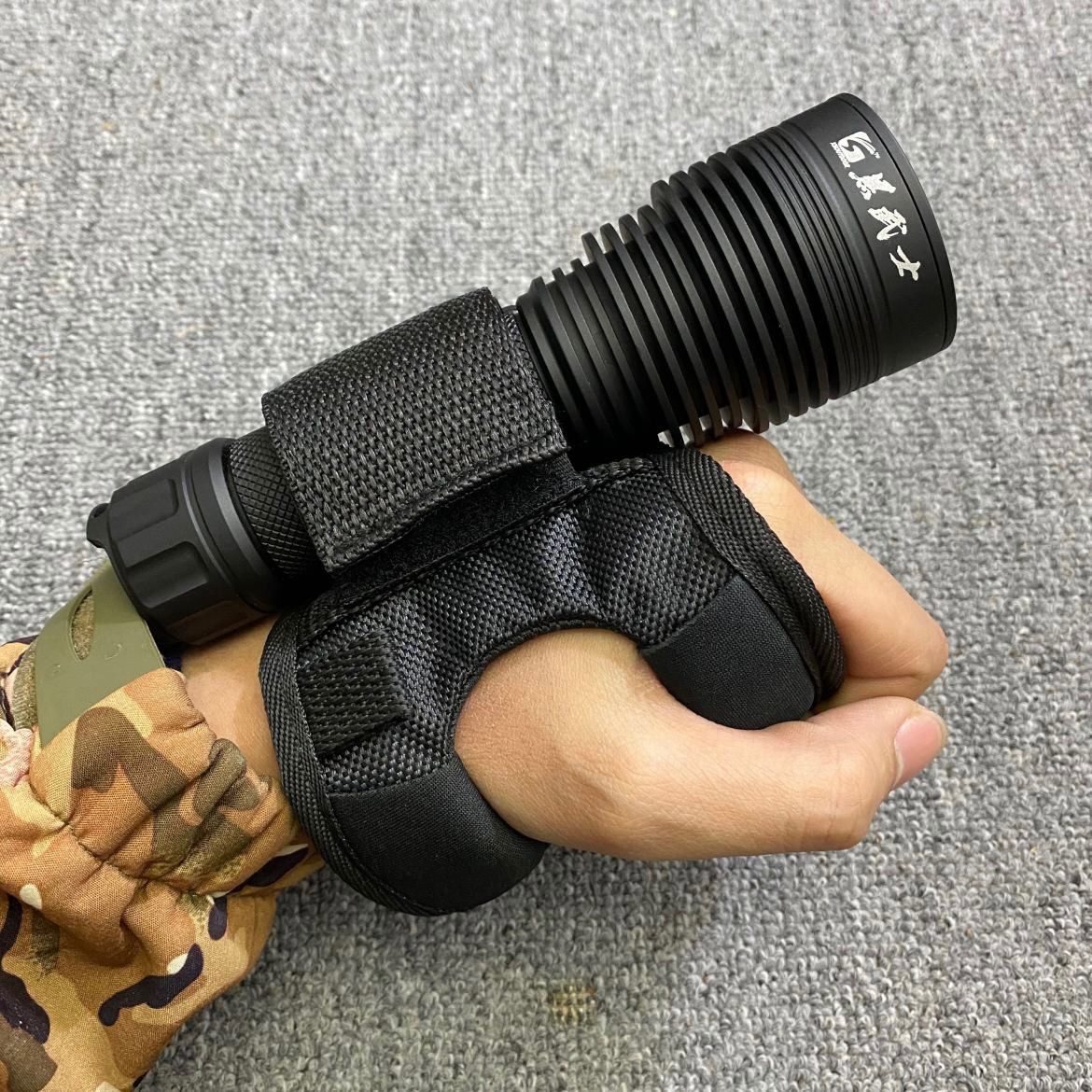 手电筒手戴臂戴手腕套手臂套潜水照明配件手背套户外夜猎手电