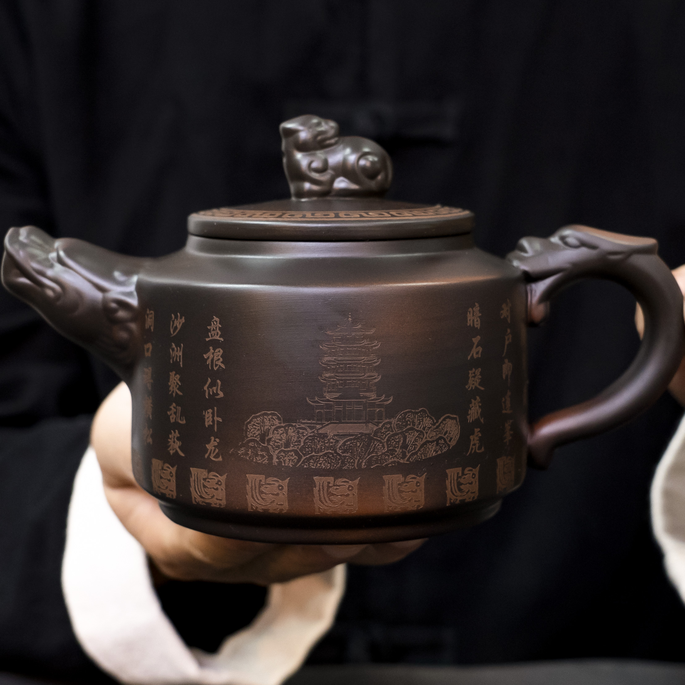 紫陶茶壶祥龙壶-250毫升（刻卧虎藏龙诗）C66