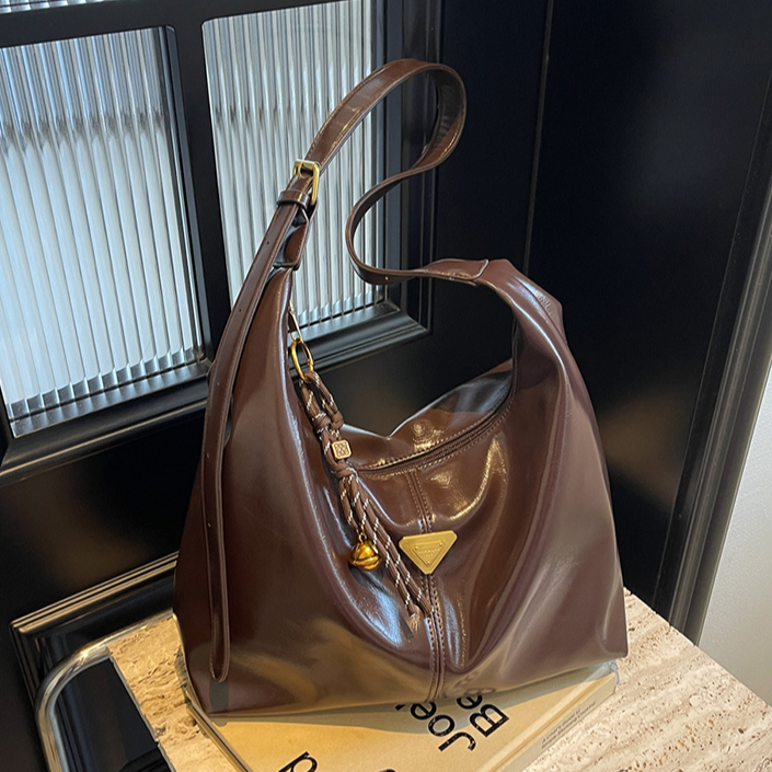 高级感大容量包包女式2024新款斜挎包秋冬流行质感单肩包通勤大包