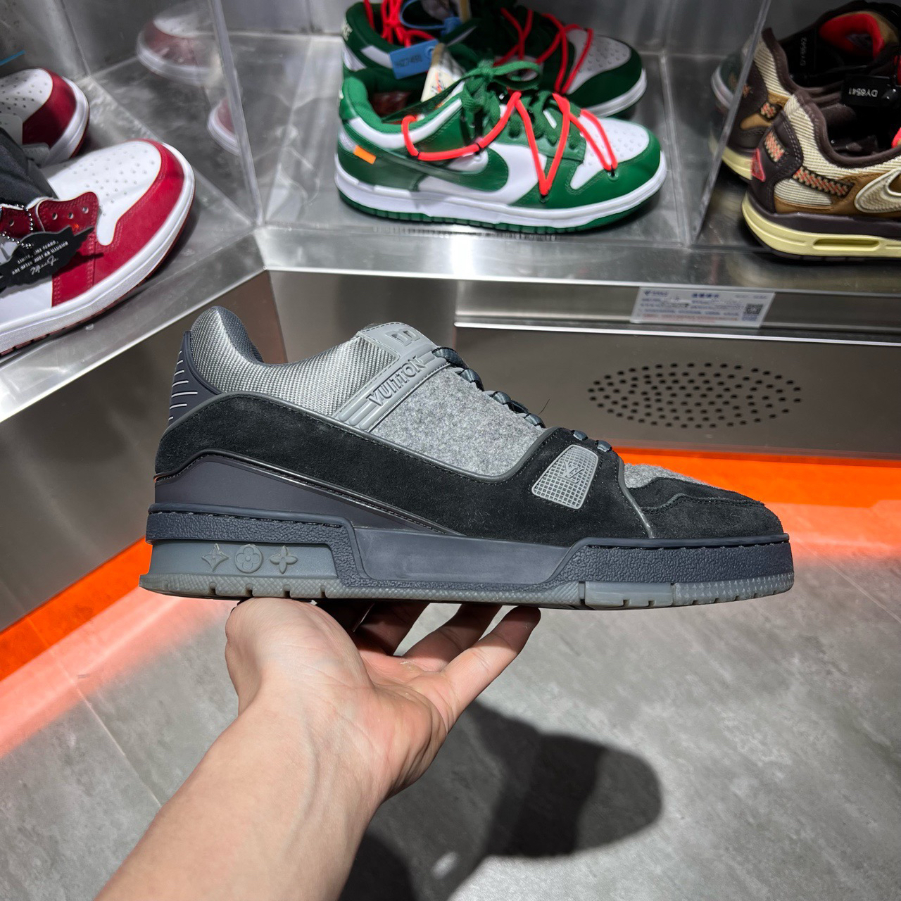 95新/40.5码/LV TRAINER 黑灰 鞋/无配件/公价9399/YH10753