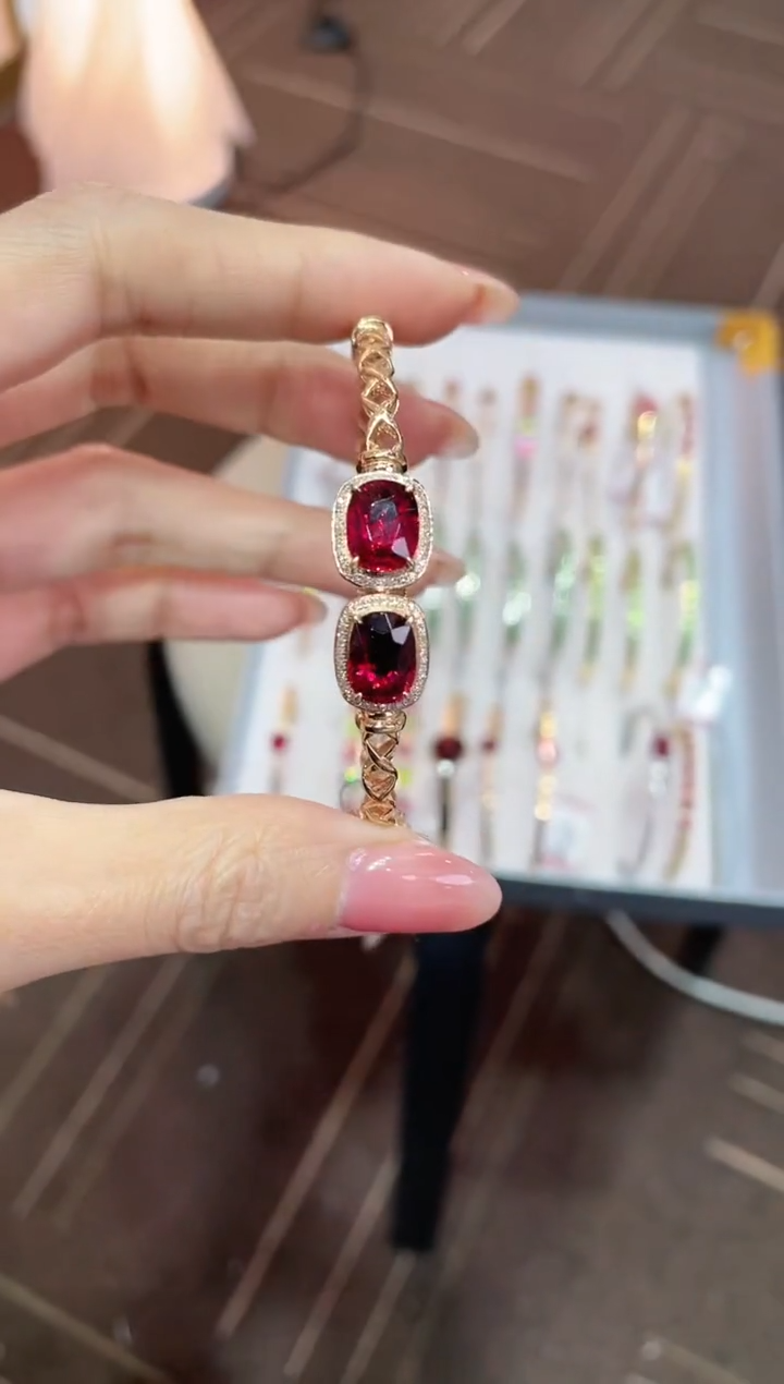 18K金镶嵌天然碧玺手镯