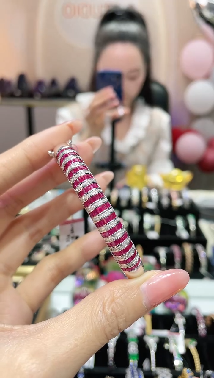 18K金镶嵌天然红宝石手镯 K白