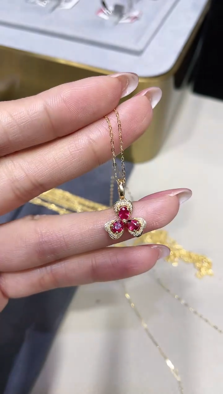 18K金镶嵌红宝石吊坠三叶草款（不含链）