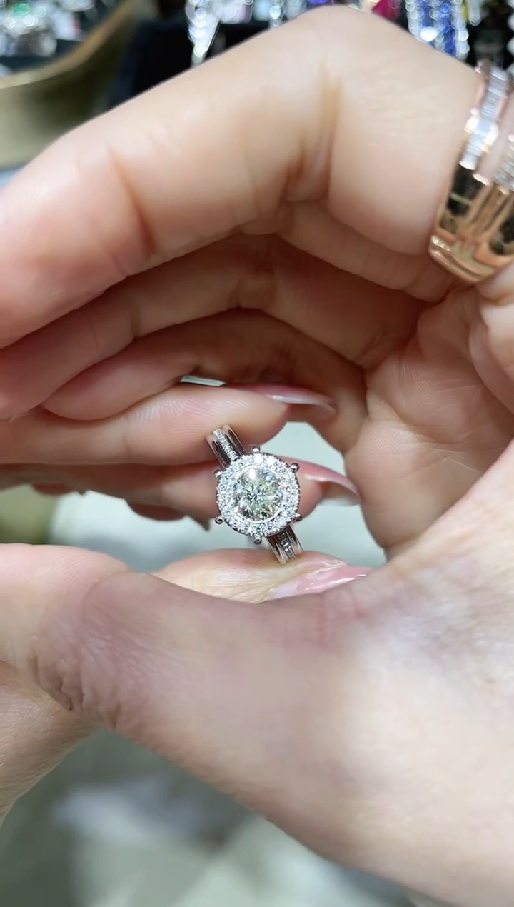 18K金镶嵌钻石戒指 K白