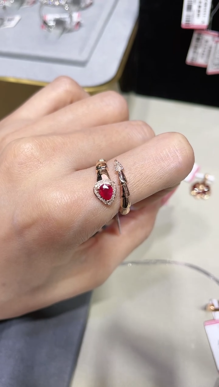 18K金镶嵌天然红宝石戒指蛇戒 K玫
