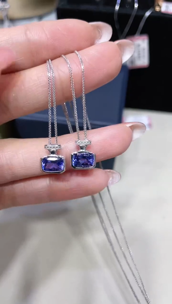 18K金镶嵌天然坦桑石项链香水瓶 多样性发其一