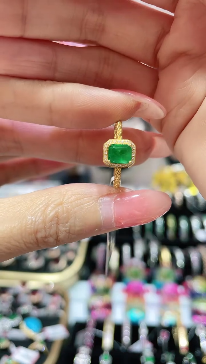 18K金镶嵌天然祖母绿戒指