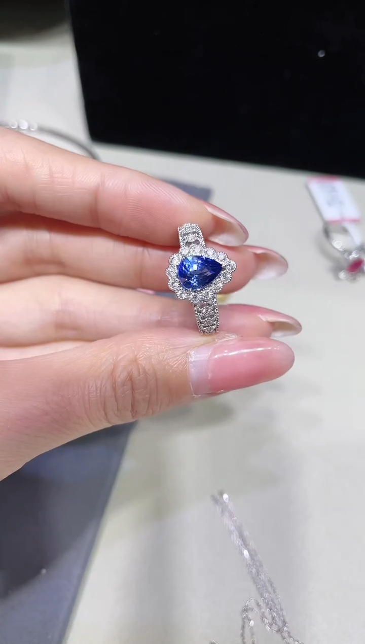 18K金镶嵌蓝宝石戒指