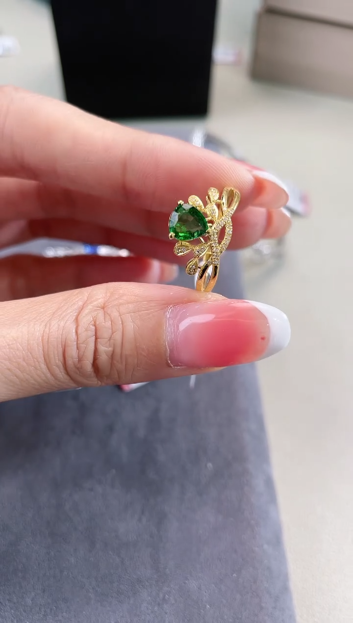 18K金镶嵌石榴石沙弗莱戒指