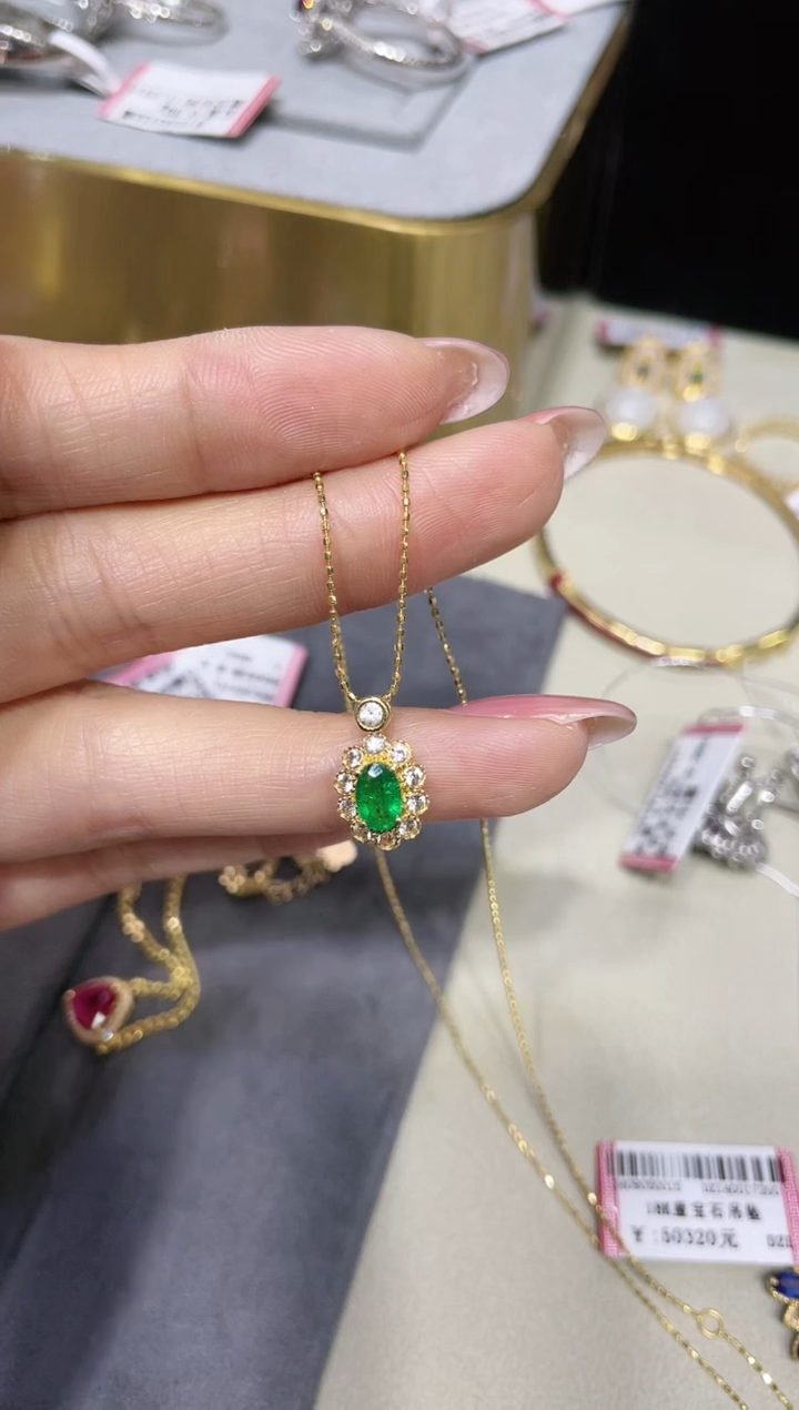 18K金镶嵌天然祖母绿项链