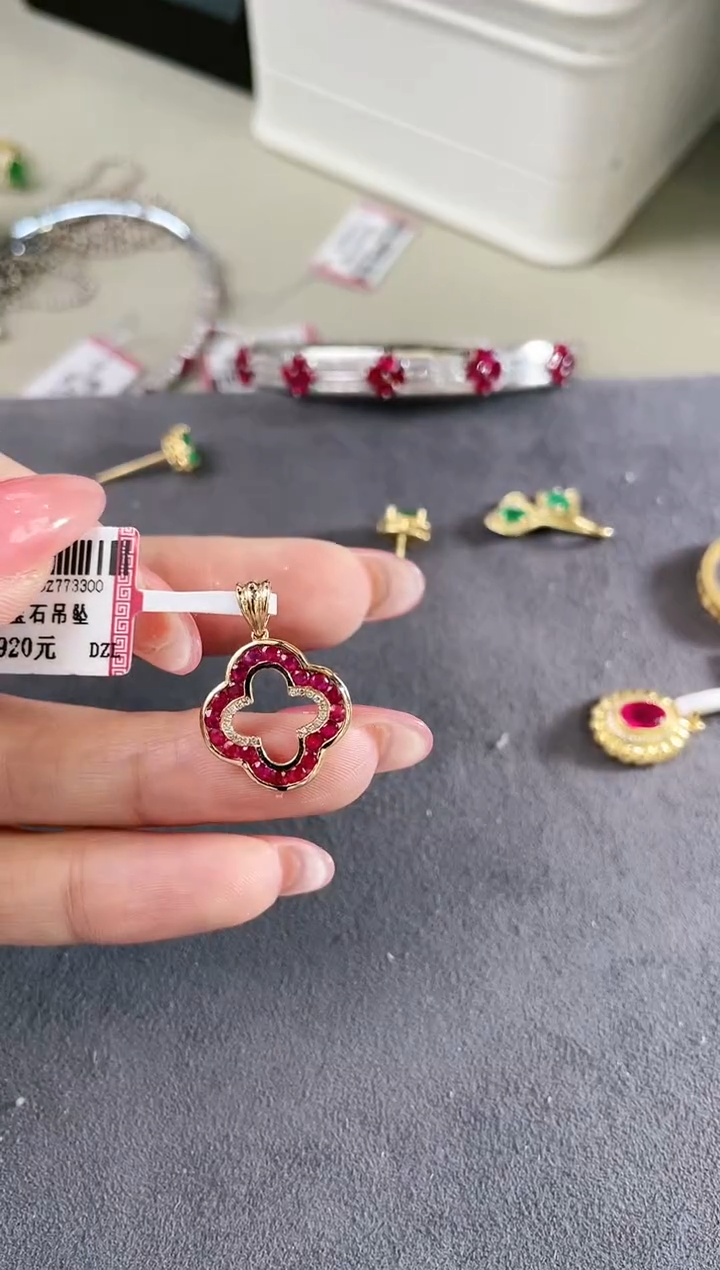 18K金镶嵌天然红宝石吊坠（不含链）