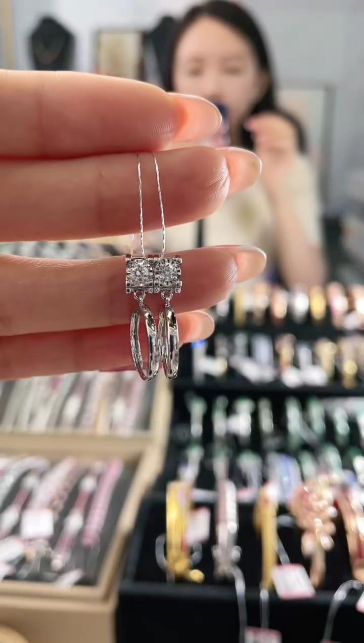 18K金镶嵌钻石耳饰，K白