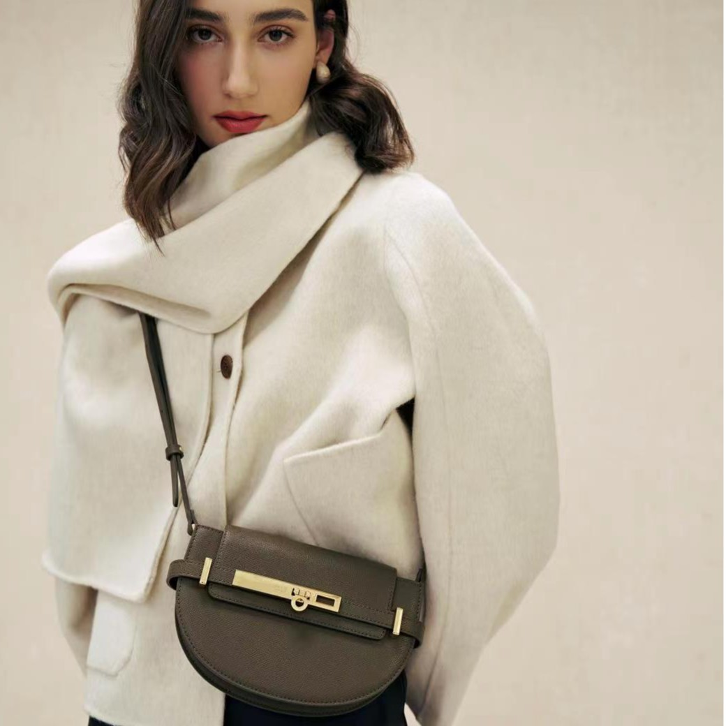 ELLE25款质感个性单肩包牛皮翻盖斜挎铂金扣马鞍包女包01176