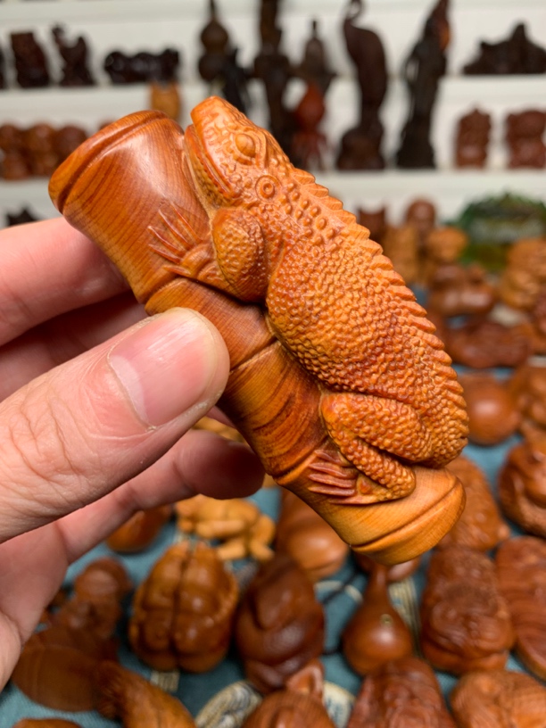 太行崖柏陈化料节节高升蜥蜴手把件